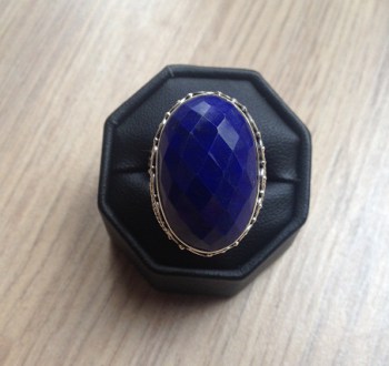 Zilveren ring facet Lapis Lazuli in bewerkte setting maat 18 mm